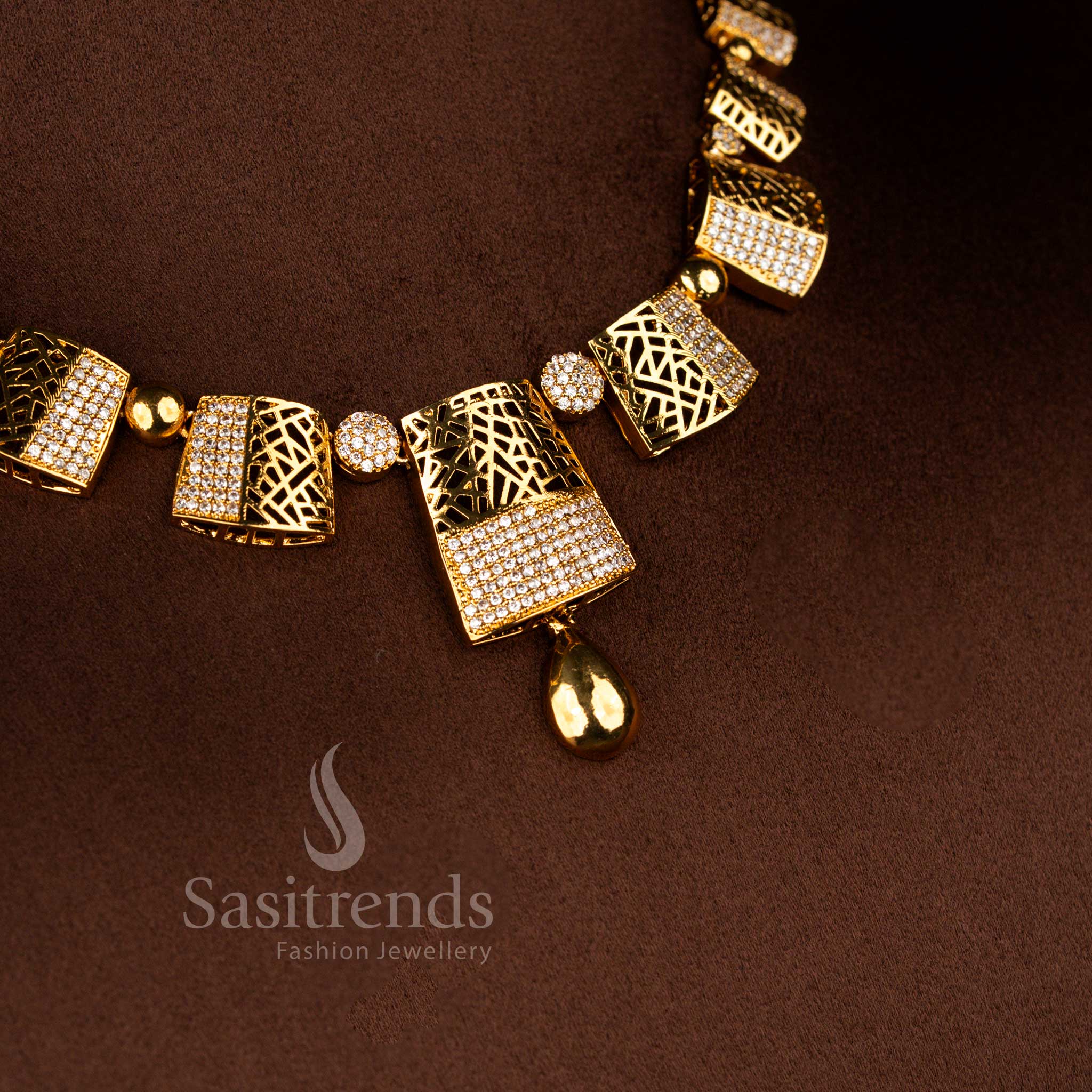 American Diamond Matte Gold Plated Cracked Ice / Filigree Mesh Pattern Necklace Jewellery Set for Festive Wear, Cultural Styling - Image 3